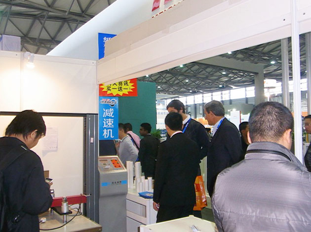 技術(shù)人員與外國(guó)人交談中 技術(shù)人員與外國(guó)人交談中