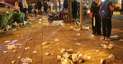 擺攤收攤之后一片狼藉